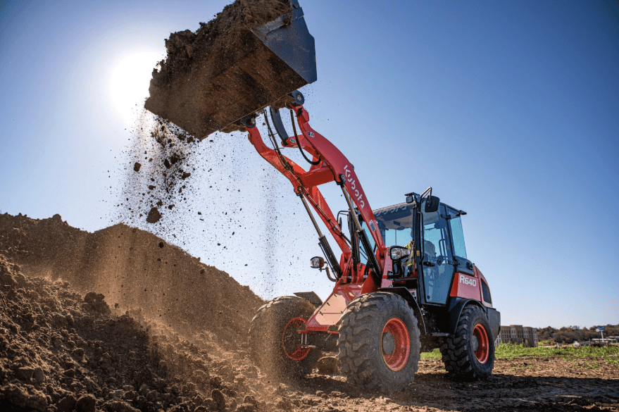 R640 lifting and dumping dirt